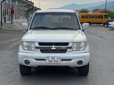 Mitsubishi Pajero io