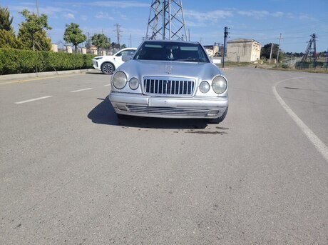 Mercedes E 230