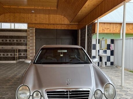 Mercedes E 200