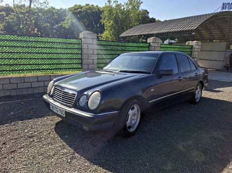 Mercedes E 200