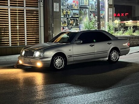 Mercedes E 230