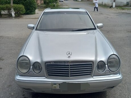 Mercedes E 240