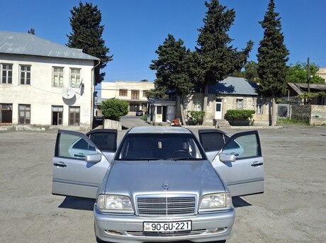 Mercedes C 200