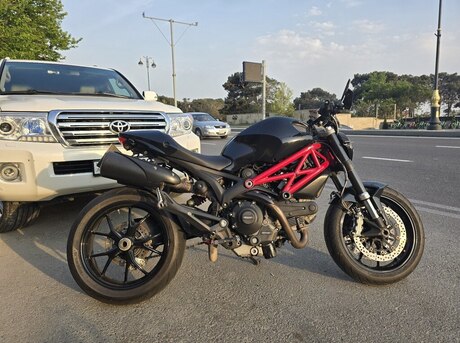 Ducati Monster 796