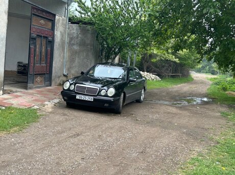 Mercedes E 240