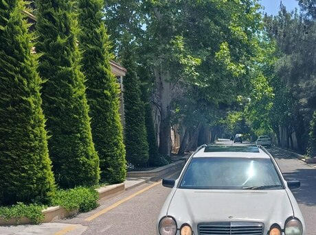 Mercedes E 240