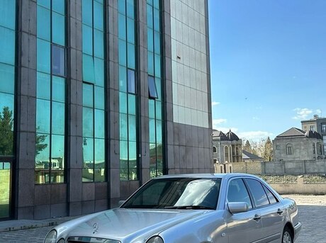 Mercedes E 230