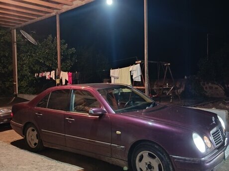 Mercedes E 240