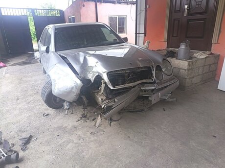 Mercedes E 230
