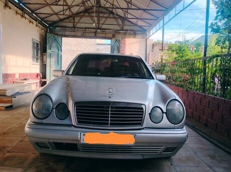 Mercedes E 230