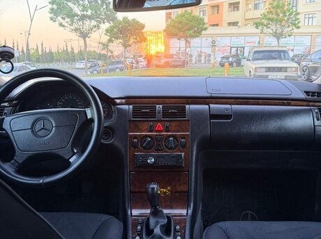 Mercedes E 200
