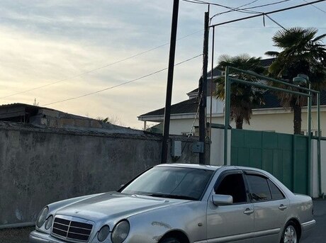Mercedes E 220