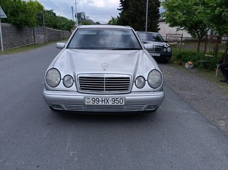 Mercedes E 200