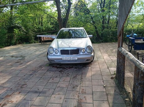 Mercedes E 200
