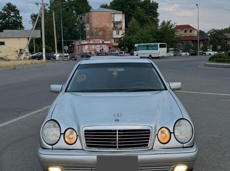 Mercedes E 240