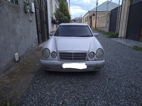 Mercedes E 220
