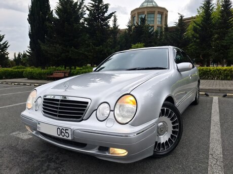 Mercedes E 200
