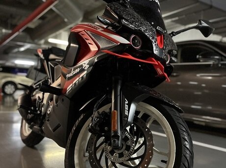 Bajaj Pulsar RS 200