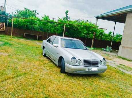 Mercedes E 230
