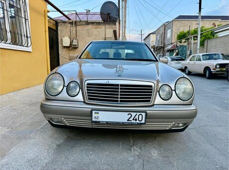 Mercedes E 240
