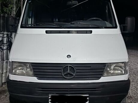 Mercedes Sprinter 208