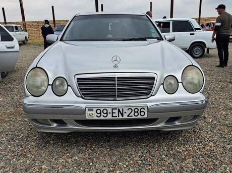 Mercedes E 200