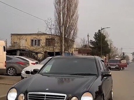 Mercedes E 240