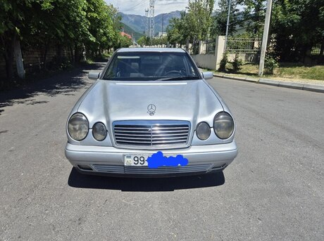 Mercedes E 240