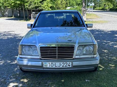 Mercedes E 220