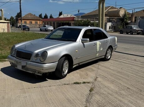 Mercedes E 220