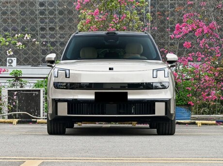 Lynk & Co 900