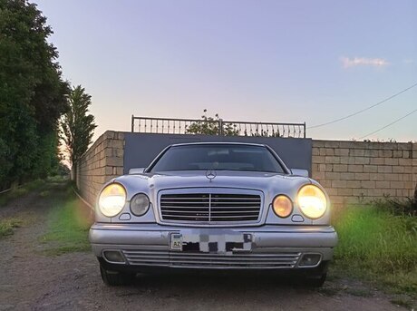 Mercedes E 220
