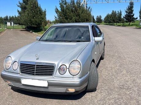 Mercedes E 200