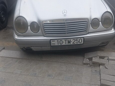 Mercedes E 240