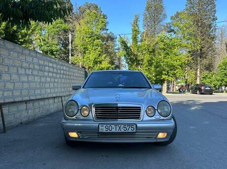 Mercedes E 240