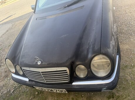 Mercedes E 240