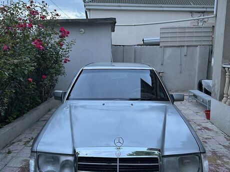 Mercedes 200 E