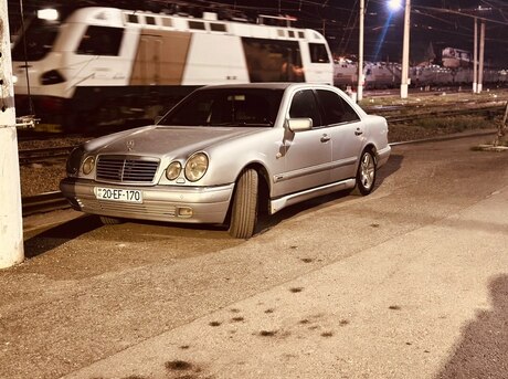 Mercedes E 240