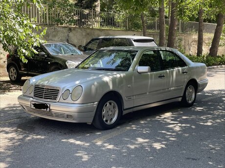 Mercedes E 240