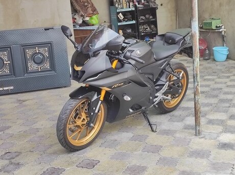 Yamaha R15 V4