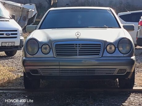 Mercedes E 200