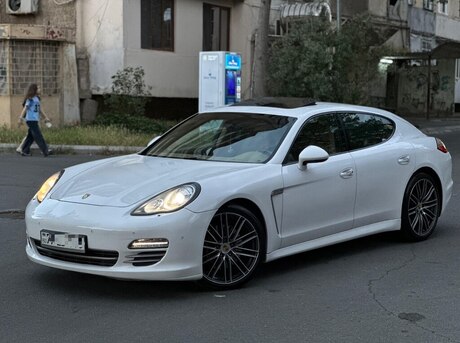 Porsche Panamera 4