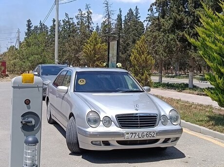 Mercedes E 240