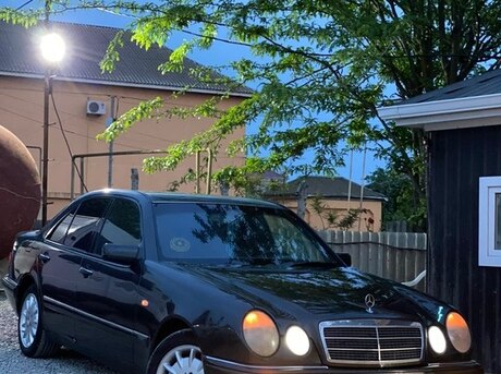 Mercedes E 230
