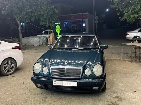 Mercedes E 240