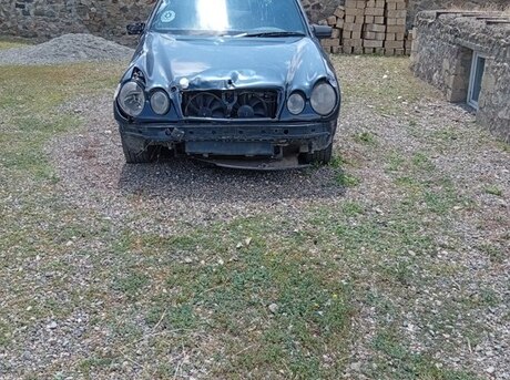 Mercedes E 230