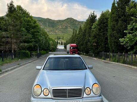 Mercedes E 230