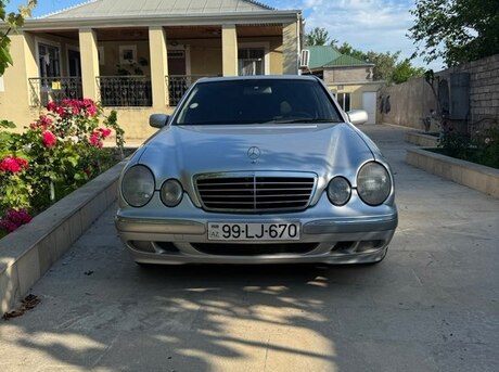 Mercedes E 200