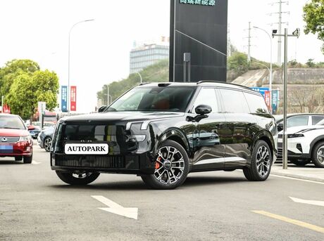 Lynk & Co 900