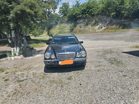 Mercedes E 240
